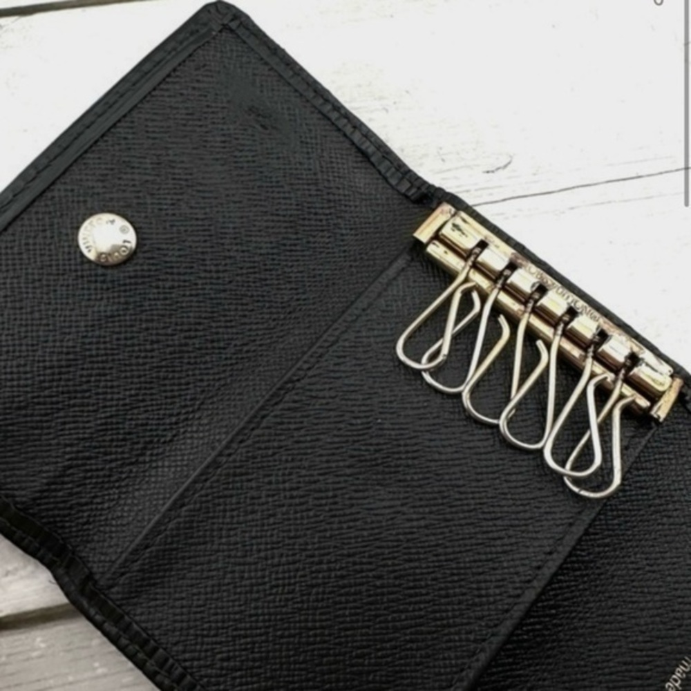 AUTHENTIC Louis Vuitton key holder. Previously owned. Color: Black. - Picture 1 of 14